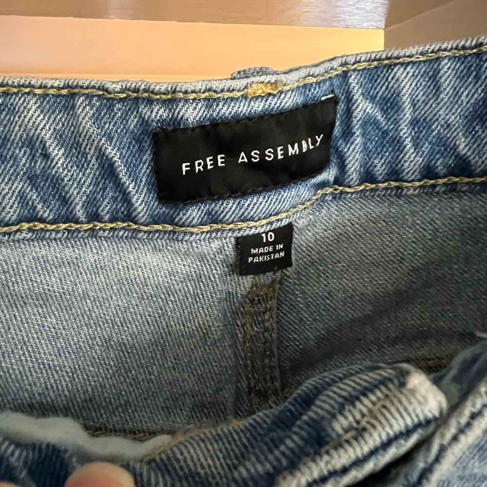 Free Assembly jeans - Picture 4 of 7